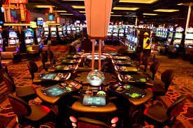 Tampilan meja VIP Roulette dengan dealer langsung di t6 slot